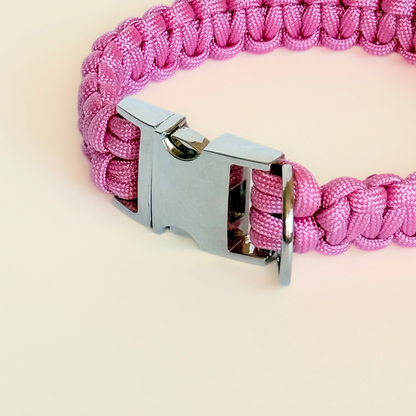 ‘Lavender pink’ handmade paracord dog collar with silver coloured buckle clasp. Custom made to your required size. Braided macrame style pet neckwear. Pictured close up.