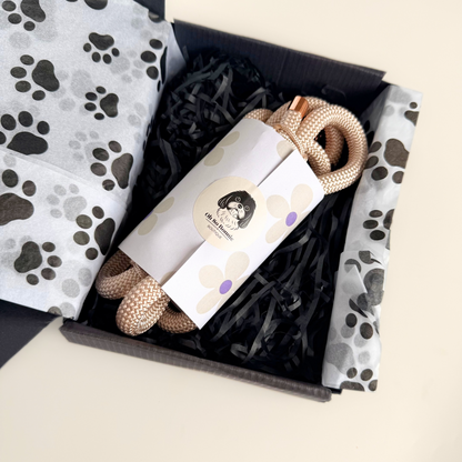 Custom made ‘pearl rose’ beige/champagne coloured nylon rope dog lead with choice of metal hardware. Four lengths available. Easy strong grip handle. Shown in the gift box.