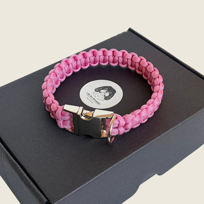 ‘Lavender pink’ handmade paracord dog collar with silver coloured buckle clasp. Custom made to your required size. Braided macrame style pet neckwear. Pictured on the top of the gift box.